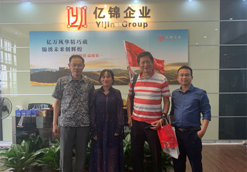 海南?？谲?chē)展篷房搭建與客戶合影